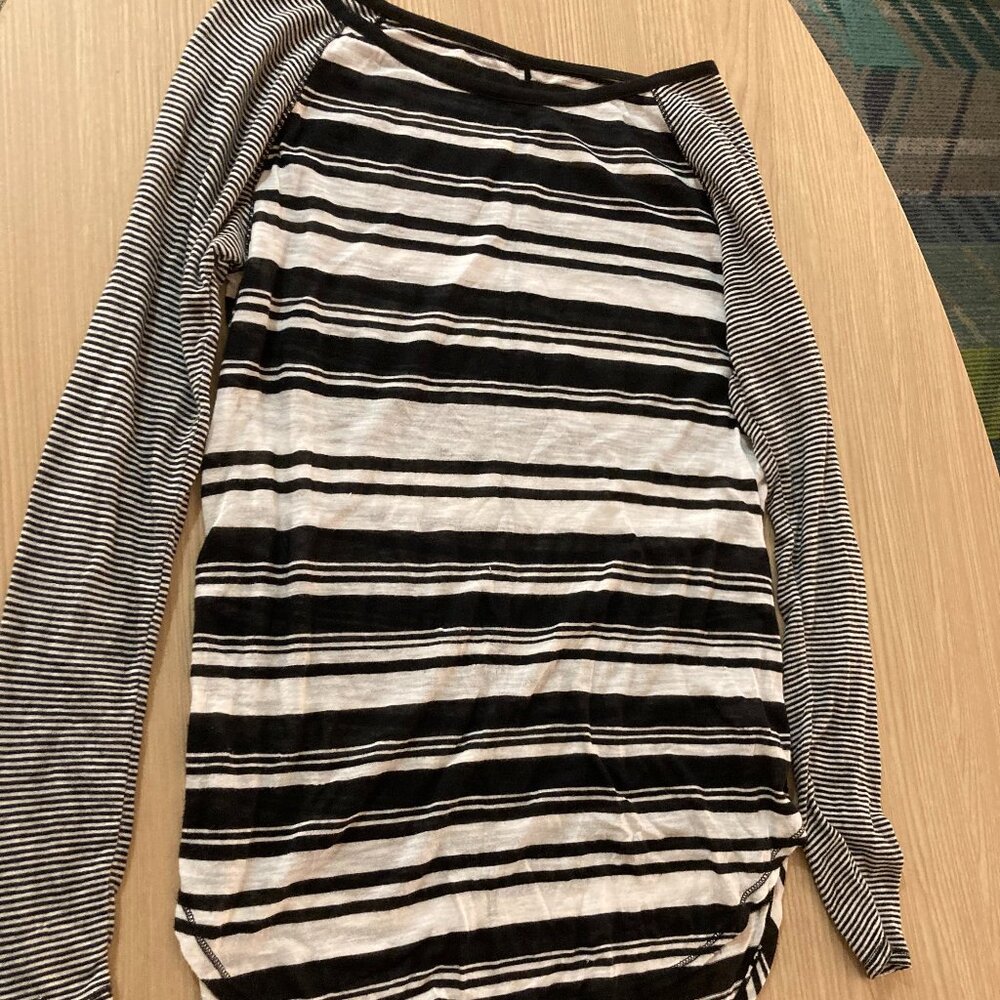 Athleta Shanti Stripe Top XS Xtra Small Black and White Long Sleeve Polyester